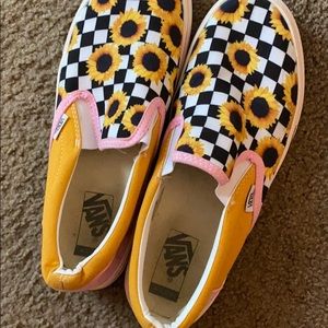 Women’s sunflower vans 🌻 I Can order these 🌻